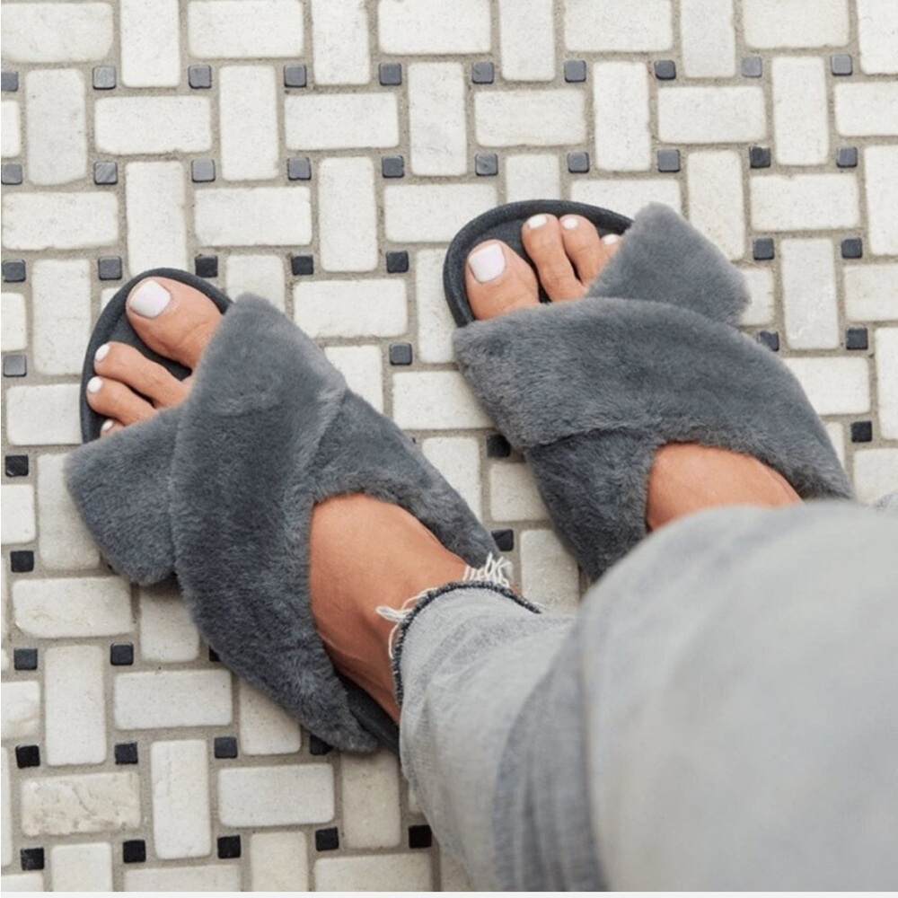 • Birdies • Women’s The Robin faux fur slippers in gray
9.5